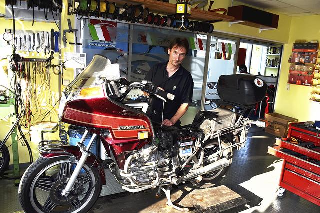 In der großzügigen Werkstatt werden Motorräder gewartet und repariert | Foto: Axel-Holger Haase