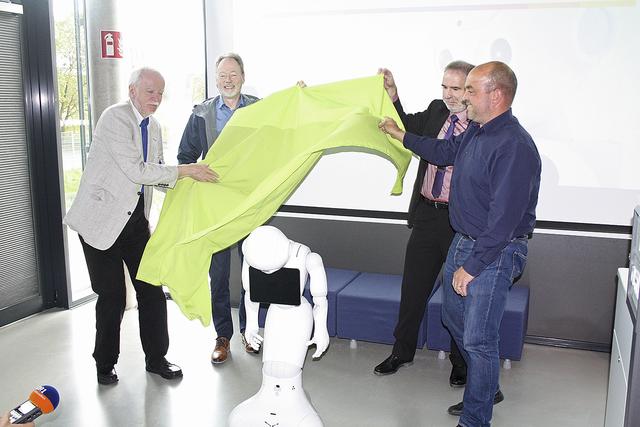 Bei der Enthüllung von "Pepper": (v. li.) die Rotarier Wolf Hartmut Weber (Buchholz), Dietrich Knüpffer (Neu Wulmstorf), Roland Brauer (Winsen) und Jan Detjen (Seevetal)