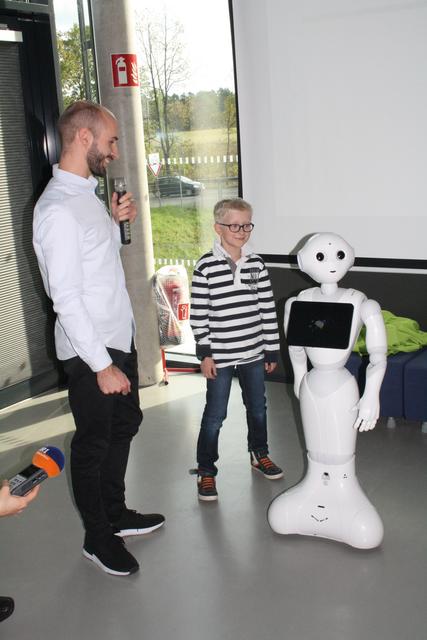 Jonathan Kröger und Frederic hatten viel Spaß mit "Pepper" 