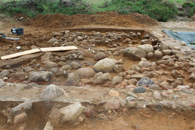 Fein säuberlich haben die Archäologen die Sohle des Hügelgrabes freigelegt