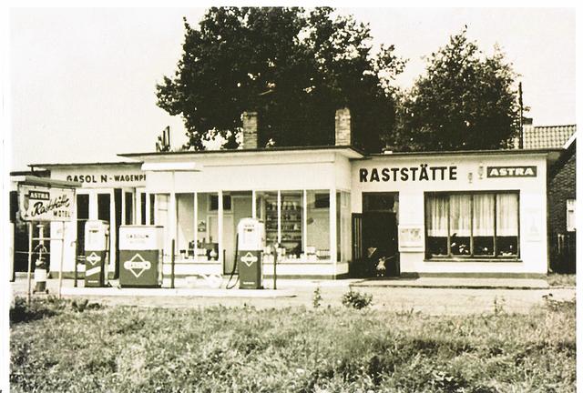 Der Beginn der 50-jährigen Erfolgsgeschichte des Autohauses John: 1969 erwarb Karl John ein Motel mit Raststätte 
und Tankstelle an der Bremer Straße 32 in Tostedt  | Foto: Autohaus John
