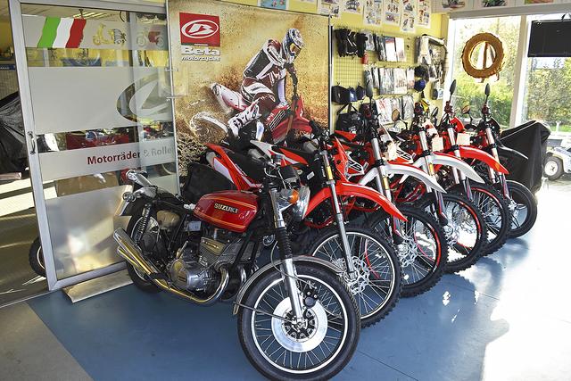Im Ausstellungraum steht stets eine Auswahl an neuen und gebrauchten Motorrädern zur Auswahl | Foto: Axel-Holger Haase