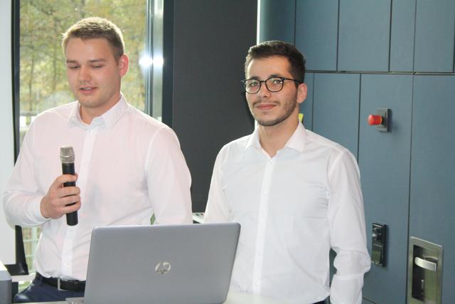 Stellten "Pepper" mit vor: die Auszubildenden von akquinet, Michel Ledtje (li.) und Aiham Kaboul
