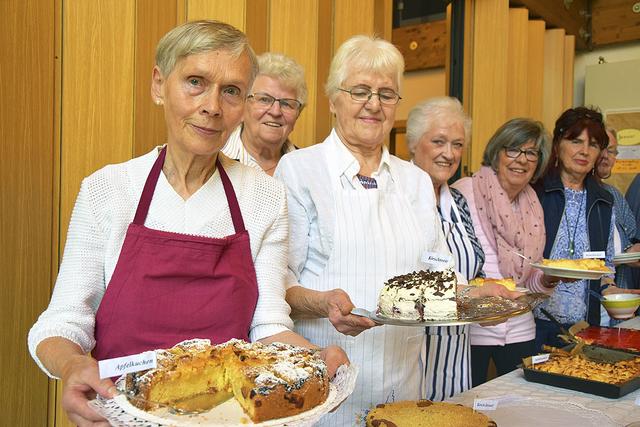 Sängerinnen des Singkreises Maschen verkauften
selbstgebackenen Kuchen