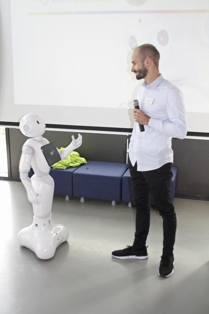Jonathan Kröger (Zukunftswerkstatt) im "Gespräch" mit "Pepper" 