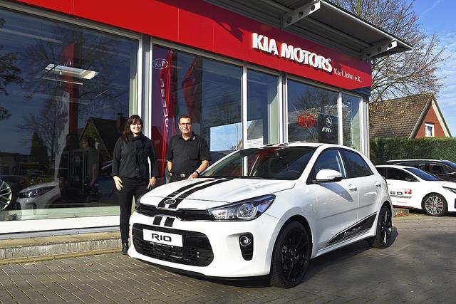 Das Autohaus John bietet zum Jubiläum drei Kia Sondermodelle (Picanto, Rio und Stonic) mit umfangreicher Sonderausstattung an. Karl Christian John präsentiert mit Verkaufsberaterin Stefanie Päsler das Modell Kia Rio | Foto: Axel-Holger Haase