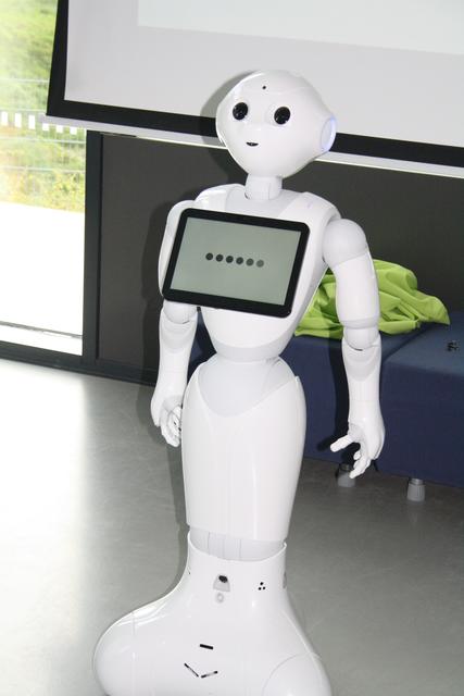 Mit Bildschirm vor der Brust: Roboter "Pepper"
