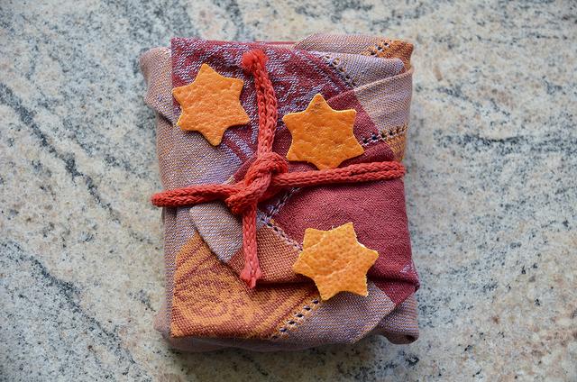 Furoshiki - so heißt die japanische Technik, mit der sich Geschenke gut in Stoff verpacken lassen. Die Sterne sind aus Mandarinenschalen