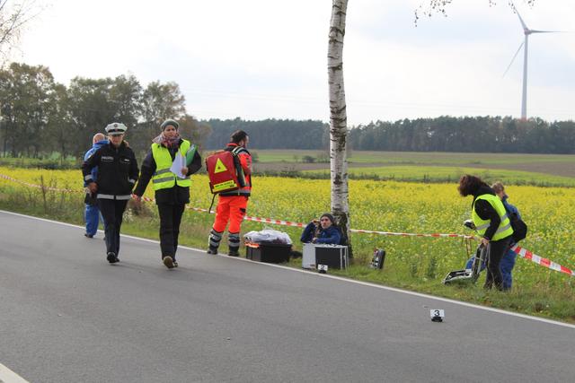 Probe vor dem Dreh: Statist Lorenz spielt die Leiche und muss später nackt in der Kälte ausharren | Foto: tk