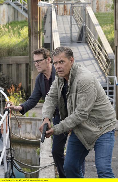 Szene mit den TV-Ermittlern aus der sechsten Staffel, die gerade läuft: Sven Martinek (re.) als Finn Kiesewetter und Ingo Neujoks als Lars Englen | Foto: ARD/Georges Pauly