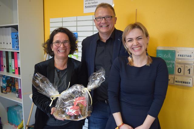Ein Präsent zur Begrüßung:Manuela Rieck, erster Stadtrat Christian Riech und Elżbieta Bronisz (v. li.)