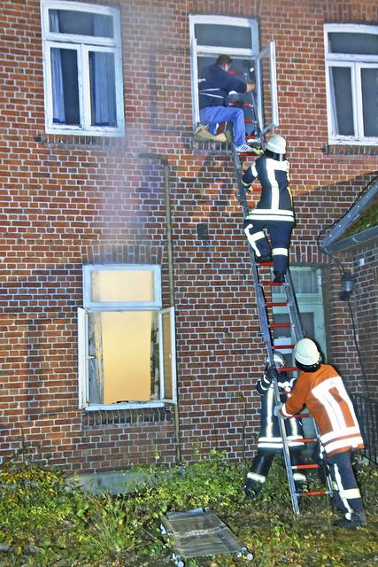 Bei der Übung in Wulfsen: Aus dem 1. Stock musste die Feuerwehr Menschen retten