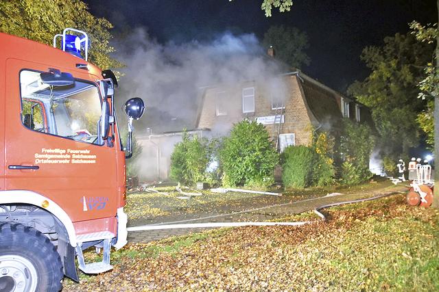 Viel Rauch "empfängt" die Einsatzkräfte: Auch das Schützenhaus in Salzhausen war Schauplatz einer Wehrübung