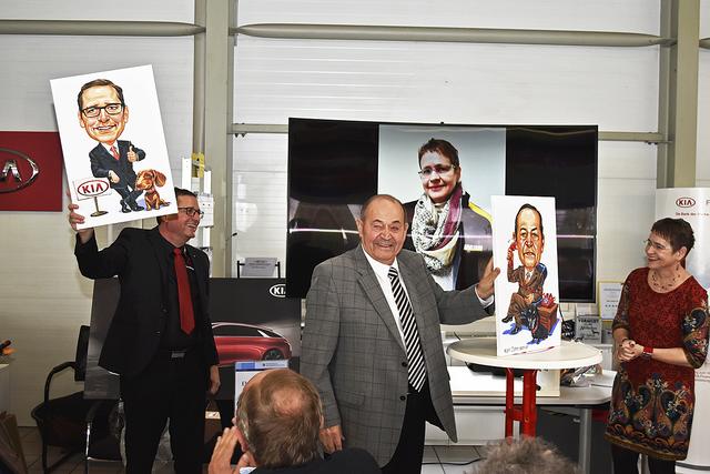 Die Überraschung ist gelungen: Karl Christian John (li.) und Karl John erhielten von Ulrike Lüers (geb. John) im Namen der Belegschaft die beiden Portrait-Karikaturen überreicht | Foto: Axel-Holger Haase