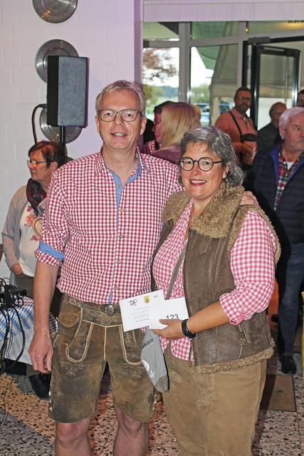 Glückwunsch zum Sieg: Schützenoberst Dirk Hornbostel
gratuliert Kuh-Roulette-Gewinnerin Babette Kabbe Fotos: ce