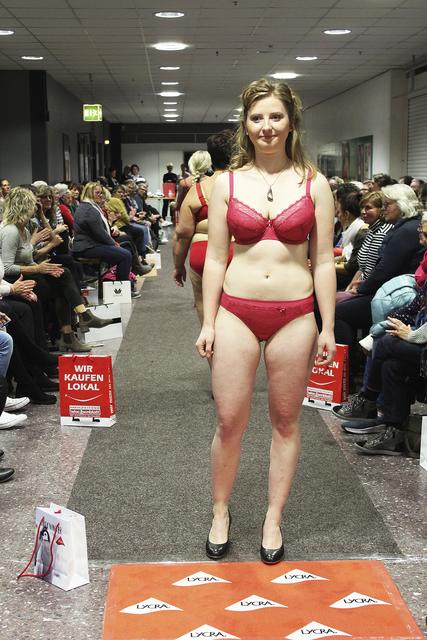 Marlene in roten Dessous. Das Besondere: Rot zeichnet sich unter weißen Oberteilen nicht ab