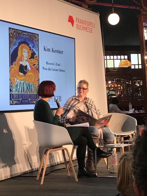Auf der großen Bühne der Frankfurter Buchmesse beantwortete Autorin Kim Kestner aus Eckel Fragen zu ihrer neuen Jugendbuchtrilogie "Heaven's End" | Foto: Kestner