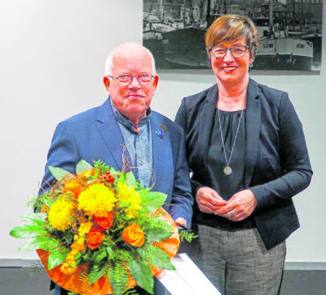 Robert Kamprad wird von Bürgermeisterin 
Katja Oldenburg-Schmidt geehrt Foto: Hansestadt Buxtehude | Foto: Hansestadt Buxtehude