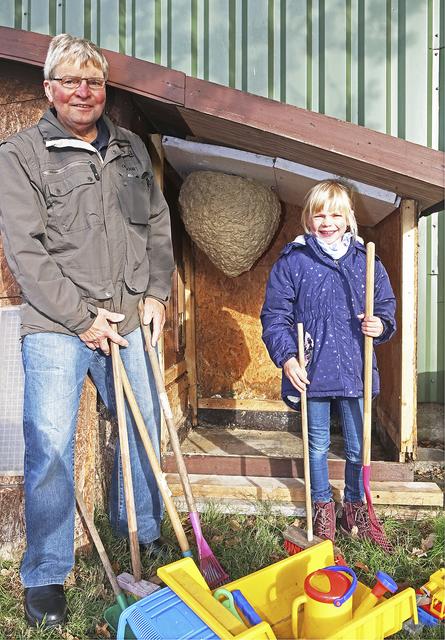 Alena und Opa Klaus-Hermann vor dem Kinderhäuschen mit dem Wespennest  Foto: jd