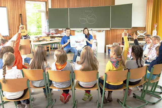 Die Edeka-Stiftung bietet in Grundschulen u.a. das interessante Projekt "Mehr bewegen, besser essen" an