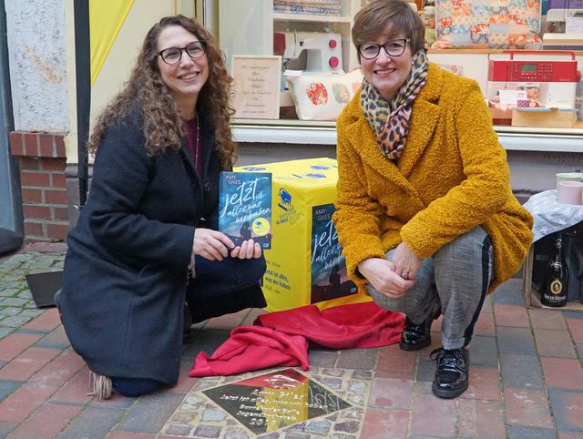 Bürgermeisterin Katja Oldenburg-Schmidt und Amy Giles mit der Platte für den "Bullevard"