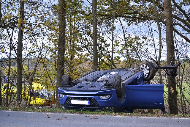 Der Hyundai wurde seitlich gerammt und in den Grünstreifen katapultiert