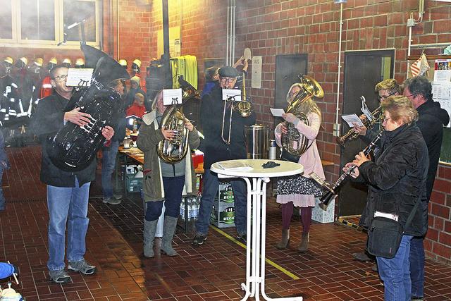 Eine Abordnung des Blasorchesters MTV Salzhausen begleitete den Umzug musikalisch | Foto: ce