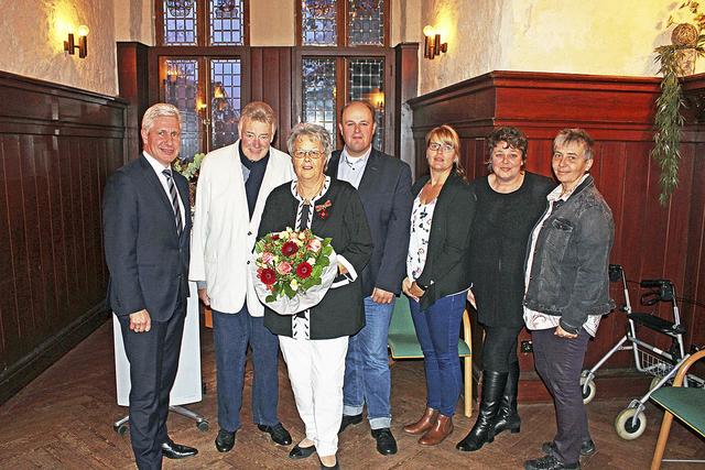 Die Geehrte und ihre Gratulanten: Bundesverdienstkreuz-Trägerin Sigrid Harms (3. v. li.) mit (v. li.) Landrat Rainer Rempe, Hans-Heinrich Harms, Sohn Hendrik mit Verlobter Jennifer Merten sowie Tochter Bettina Harms mit Ehefrau Susanne Löhn