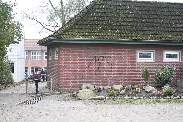 An der Wand am Schützenhaus prangt derzeit der Schriftzug "187". Dieser steht u. a. für die Hip-Hop-Gruppe "187 Strassenbande", aber auch den Mordparagrafen im
kalifornischen Gesetz
