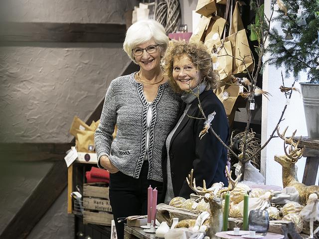 Marlene Böhrs (li.) und Jasmin Heinrichs begrüßten die Besucher in der Jesteburger Drogerie von Hauke Gilbert