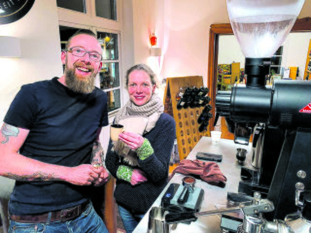 Der "Heideröster" Frank Prohl (Dierkshausen) verwöhnte bei "Schnaps kein Honig" die Gäste mit Kaffeespezialitäten. Darüber freute soch Jutta Behringer