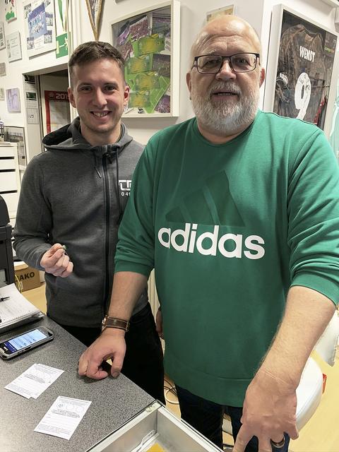 Bei Niklas Behle (li.) und Mirco Steinberg von TeamSports holten sich viele Besucher einen Stempel für das "Lichtermeer"-Gewinnspiel ab
