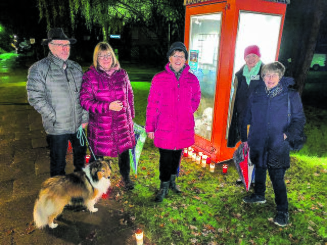 Auch der Verein "Kunstnetz Jesteburg" beteiligte sich am "Lichtermeer" (v. li.): Edgar Romanowski, Susanne Dinter, Harriet Romanowski, Stefanie Busch und Heidrun Quitmann 