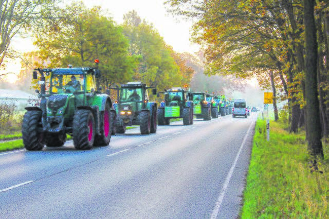  Trecker, soweit das Auge reichte, auf dem Weg zur B404 | Foto: thl
