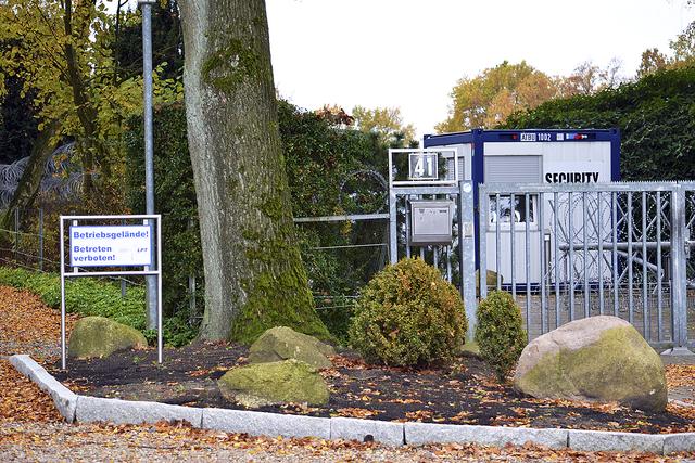 Mit Natodraht und durch Security abgesichert:
der LPT-Standort in Mienenbüttel