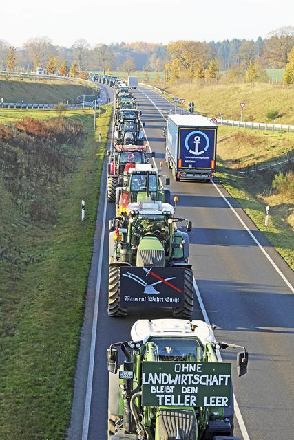 Hinterm Horizont geht's noch weiter: der Treckerkonvoi auf der B75 bei Dibbersen | Foto: ce