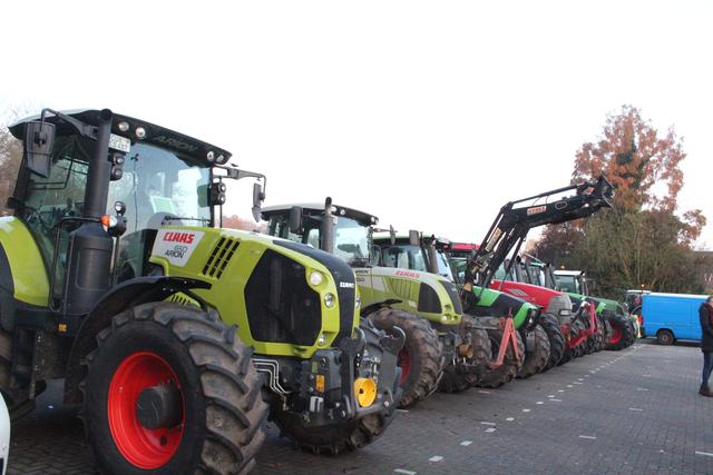 Auf dem Pfingstmarktplatz an der B73 in Buxtehude-Neukloster war der Sammelpunkt für rund 700 Trecker | Foto: tk