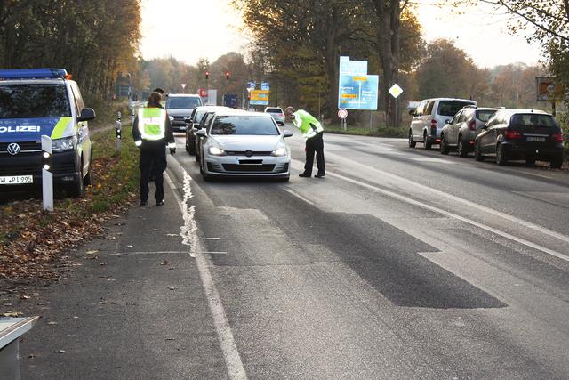 Schon vor der Kontrollstelle warfen die Beamten einen ersten Blick
in die Fahrzeuge Foto: thl
