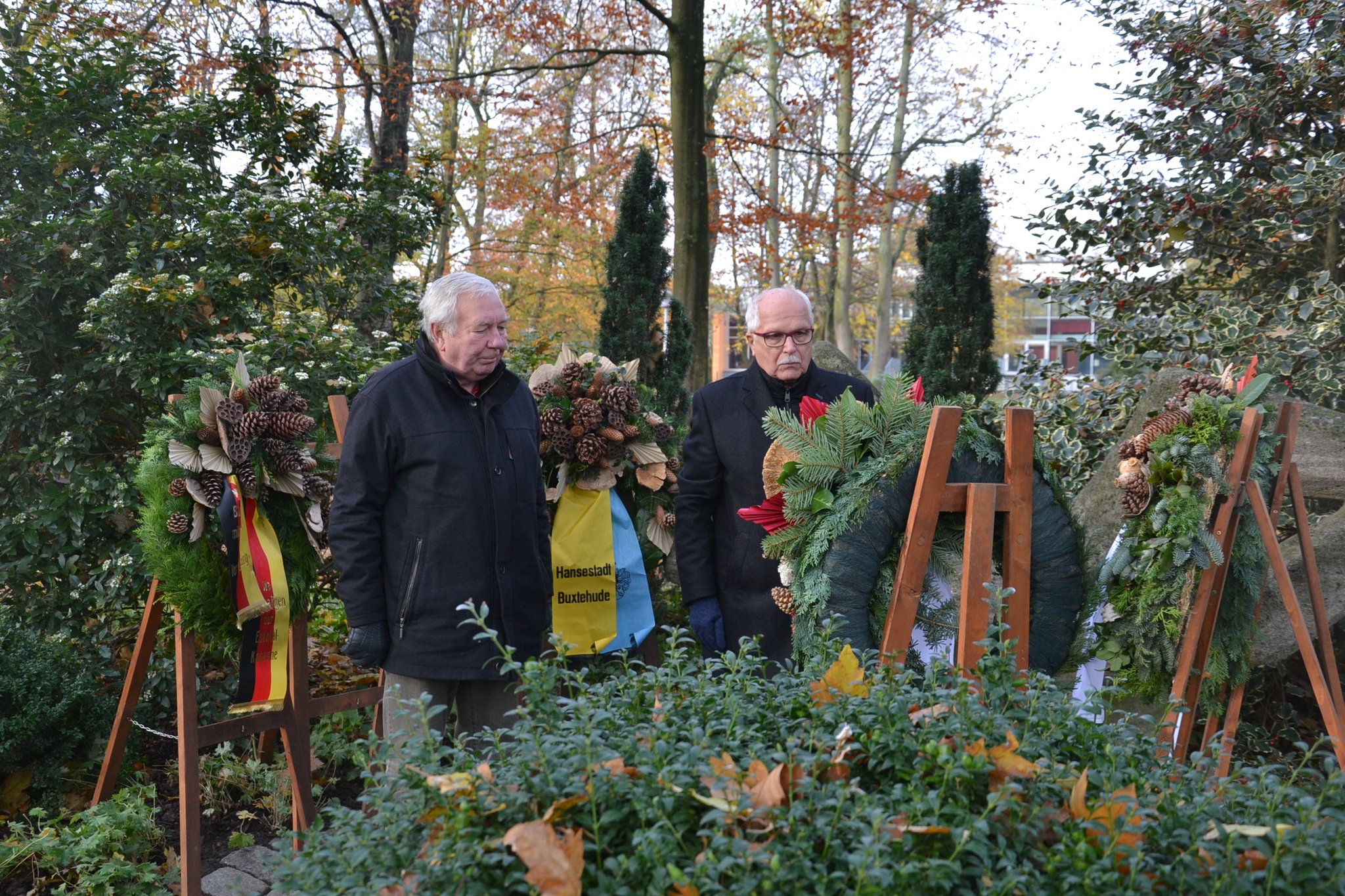Kranzniederlegungen in Buxtehude zum Volkstrauertag: Zum Gedenken an die Opfer - Buxtehude - Kreiszeitung Wochenblatt