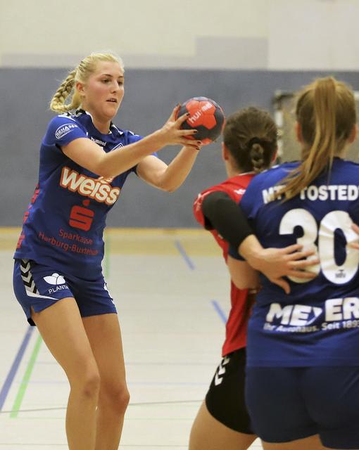 Tostedts angriffslustige Natalie Mencke (am Ball) steuerte sechs Tore zum MTV-Erfolg bei