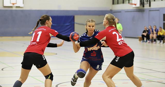 In dieser Szene kann sich Laura Carstens (Mitte) vom MTV Tostedt gegen die Gegenspielerinnen der Gäste, Lena Faske (li.) und Lisa-Marie Hillmer durchsetzen