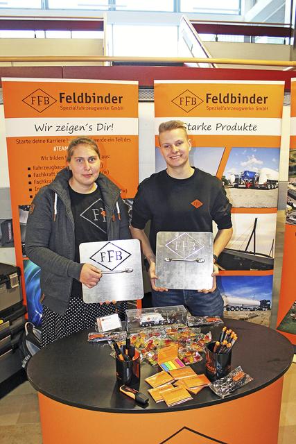 Am Feldbinder-Infostand: Ausbildungsleiterin Rebecca Ravens und Lehrling Sören Riech
