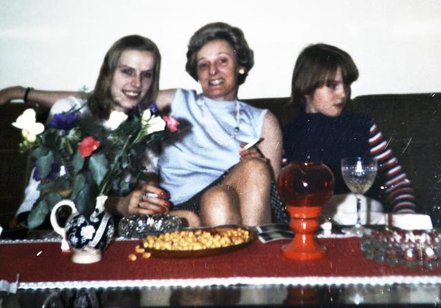 Marion Christiansen (li.) mit ihrer Mutter Tamara und ihrer Cousine Sabine in den 1970er Jahren