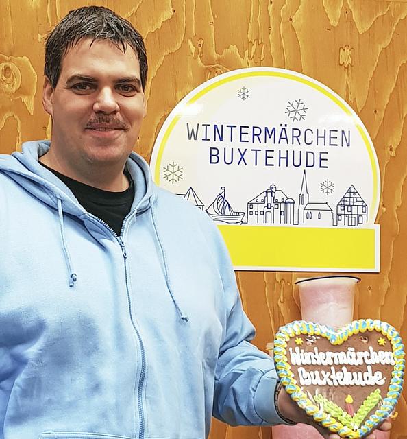 Gibt es nur in Buxtehude: Simon Picker mit dem Lebkuchenherz "Wintermärchen Buxtehude"