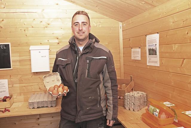 Die Eier seiner Hühner vermarktet der Bio-Obstbauer direkt auf seinem Hof | Foto: lt
