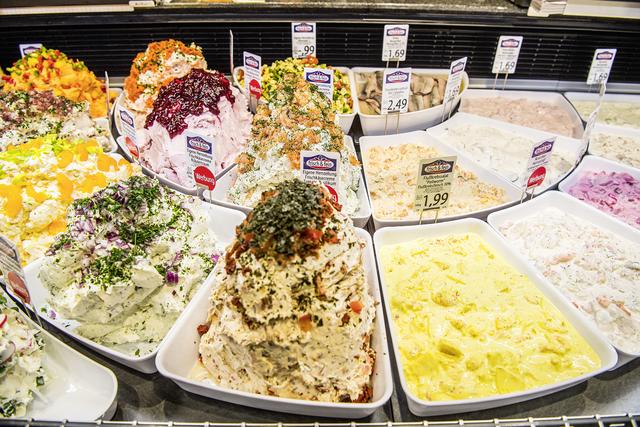 An den Bedientresen für Fleisch, Wurst und Käse gibt es eine große Auswahl und persönliche kompetente Beratung. "famila" führt etwa 400 Käsesorten | Foto: famila