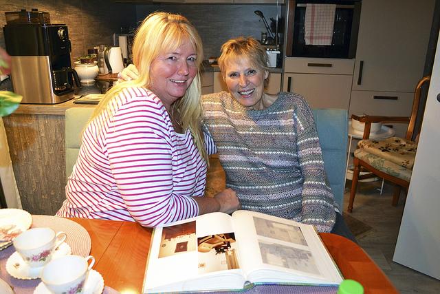 Hatten viel zu reden: Sabine Mühlhan (li.) und Marion Christiansen schauten sich auch alte Fotos an