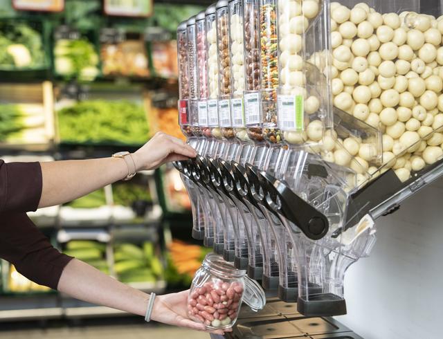 Der "famila"-Markt bietet ein Unverpackt-Regal, an dem sich Kunden Nüsse, Kerne, Müsli und mehr in selbst mitgebrachte Gefäße abfüllen können | Foto: famila