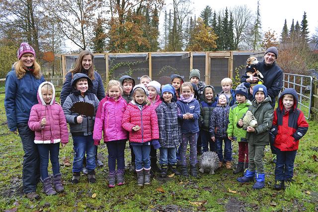 Andrea Kaestner-Pansegrau (li.) und Eckhardt Pansegrau mit den Erstklässlern der Grundschule Todtglüsingen und ihrer Klassenlehrerin Saskia Wagner in ihrer Igelhilfe
