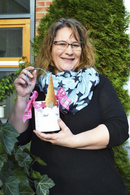 Sabine Holsten, hier mit einer Einhorn-Laterne, lädt zum Basteln ein